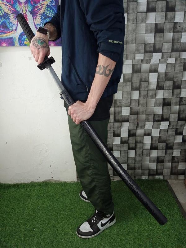 Yosh kaltak oz mushuki bilan yostiqqa sakraydi